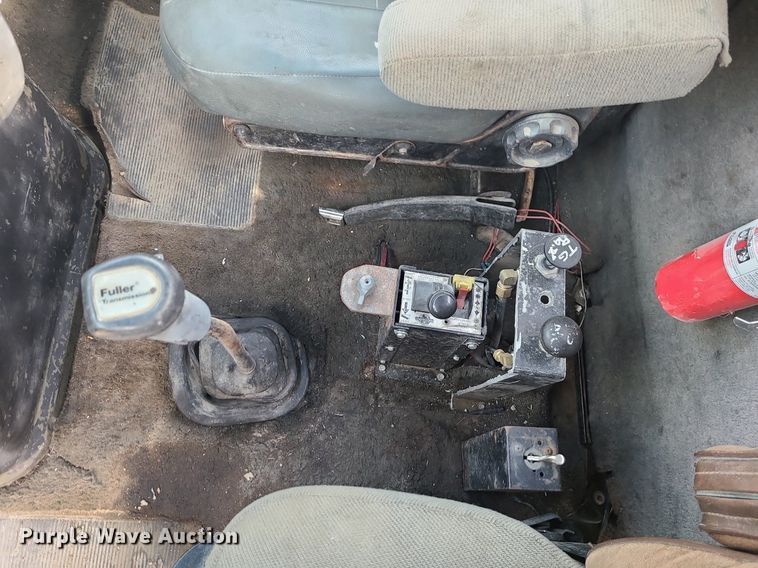 image for item LI9021 1990 Ford LT9000  semi truck