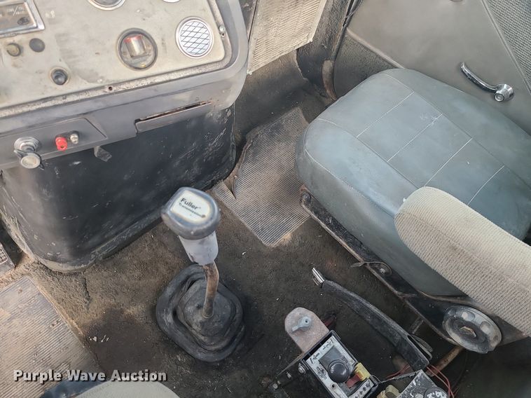 image for item LI9021 1990 Ford LT9000  semi truck