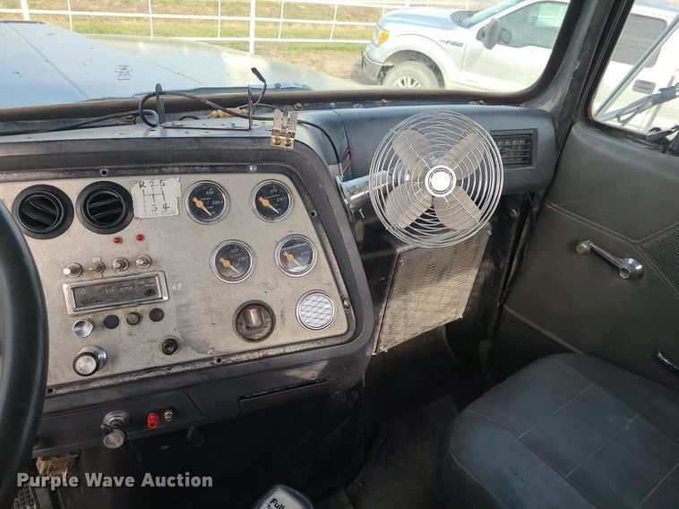 image for item LI9021 1990 Ford LT9000  semi truck