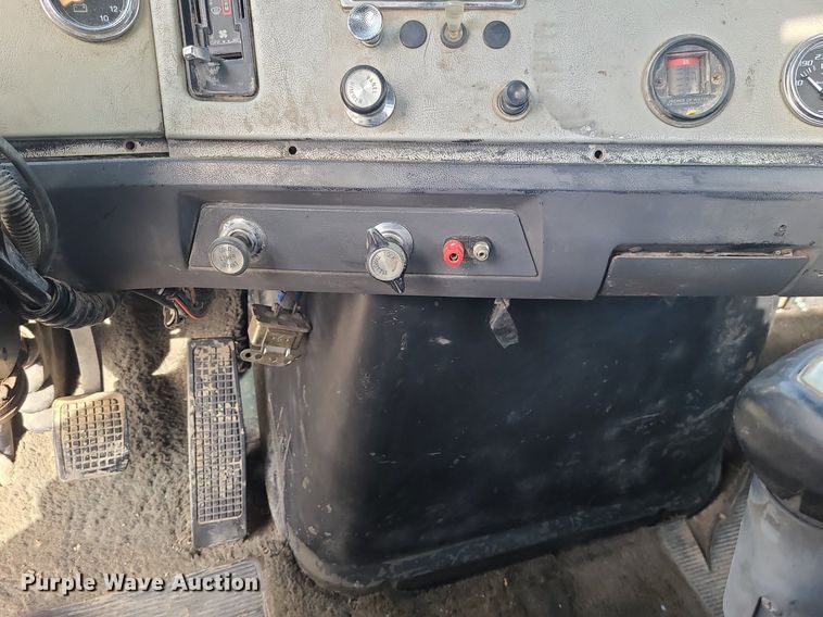 image for item LI9021 1990 Ford LT9000  semi truck