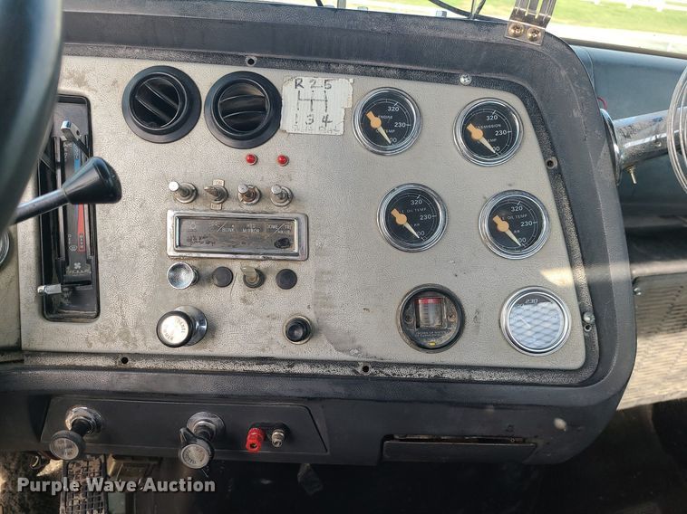 image for item LI9021 1990 Ford LT9000  semi truck