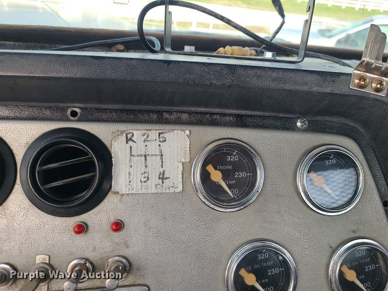 image for item LI9021 1990 Ford LT9000  semi truck