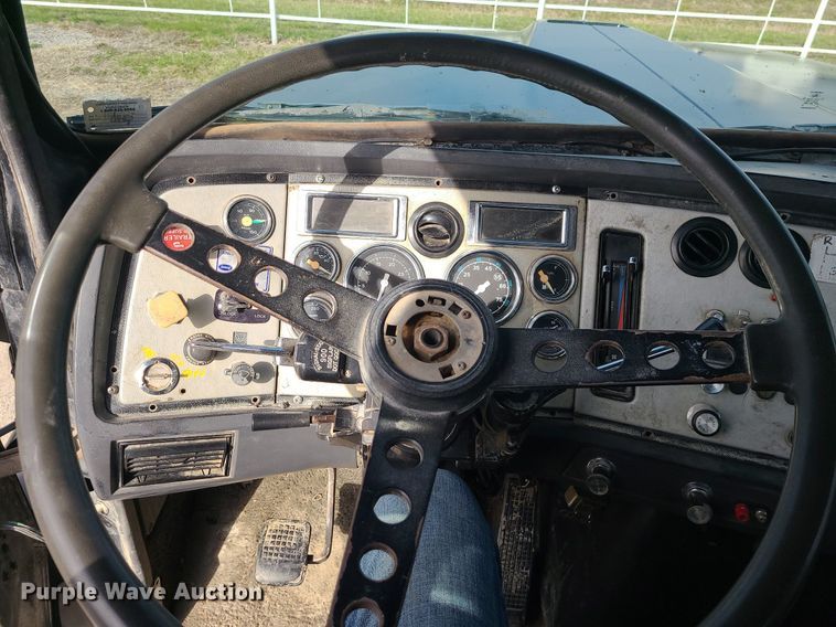 image for item LI9021 1990 Ford LT9000  semi truck