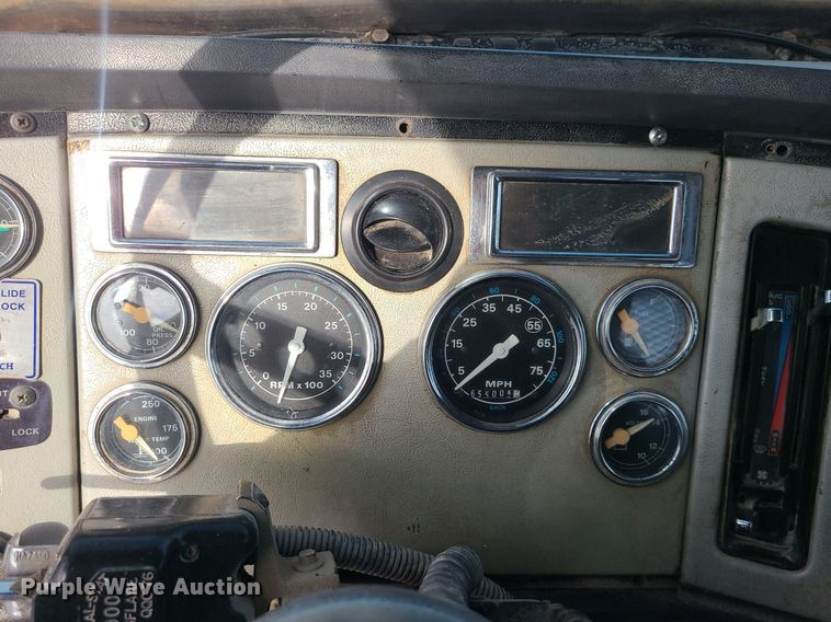 image for item LI9021 1990 Ford LT9000  semi truck