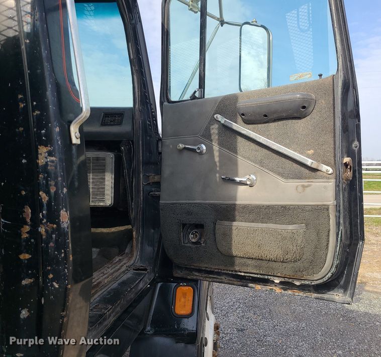 image for item LI9021 1990 Ford LT9000  semi truck