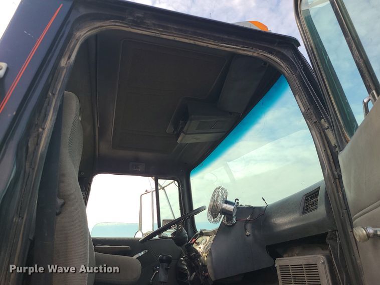 image for item LI9021 1990 Ford LT9000  semi truck