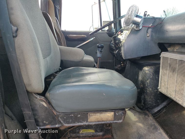 image for item LI9021 1990 Ford LT9000  semi truck