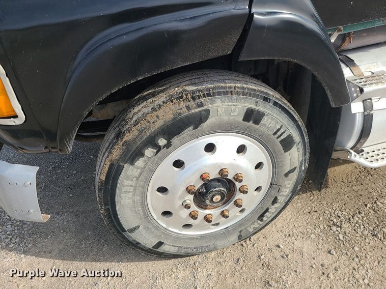 image for item LI9021 1990 Ford LT9000  semi truck