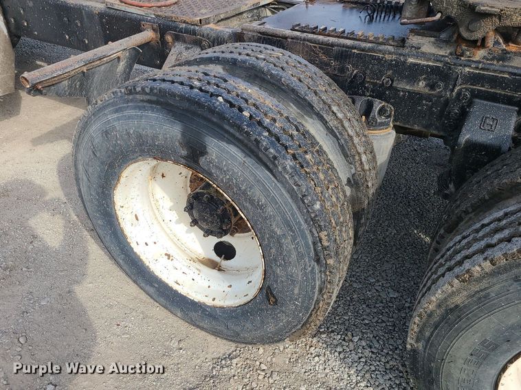 image for item LI9021 1990 Ford LT9000  semi truck