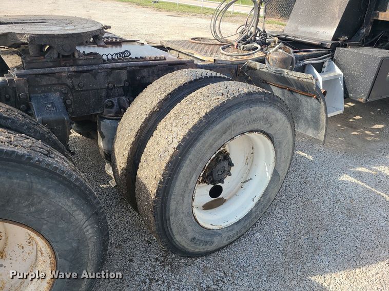 image for item LI9021 1990 Ford LT9000  semi truck