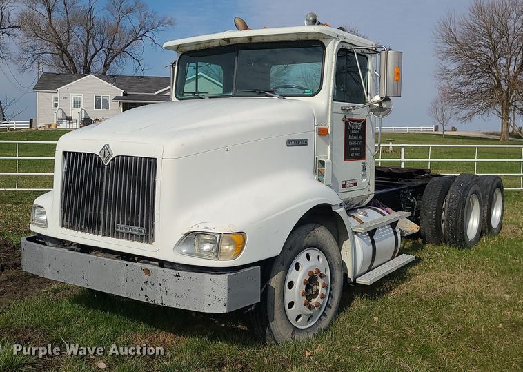 image for item LI9023 1999 International 9200  semi truck