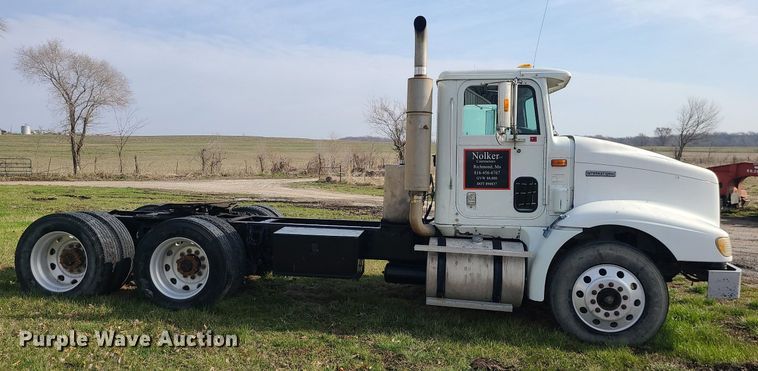 image for item LI9023 1999 International 9200  semi truck