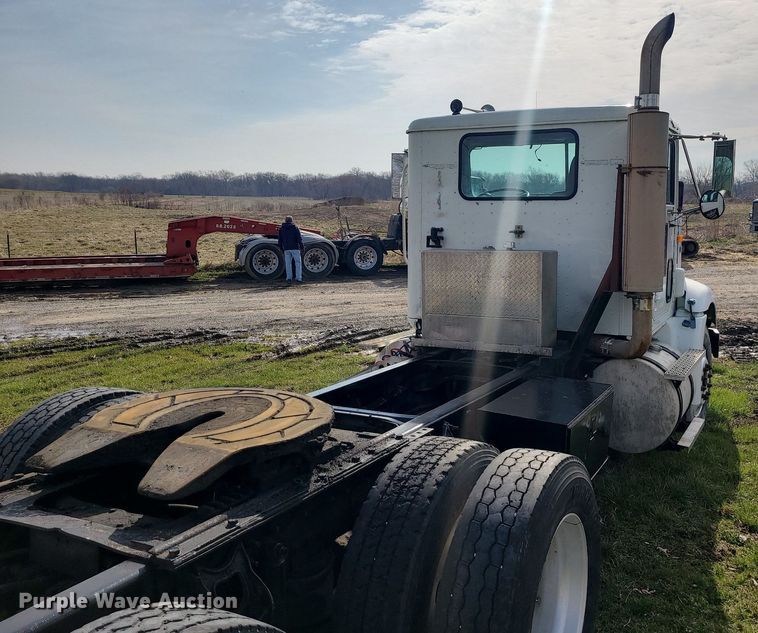 image for item LI9023 1999 International 9200  semi truck