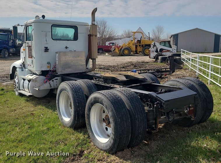 image for item LI9023 1999 International 9200  semi truck