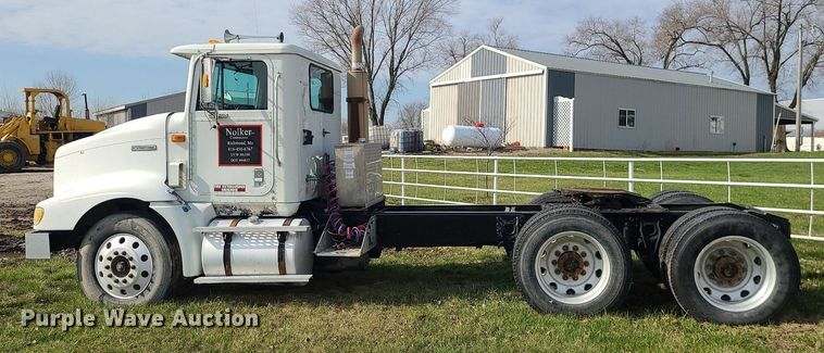 image for item LI9023 1999 International 9200  semi truck