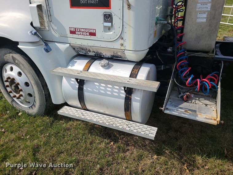 image for item LI9023 1999 International 9200  semi truck