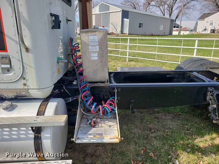 image for item LI9023 1999 International 9200  semi truck