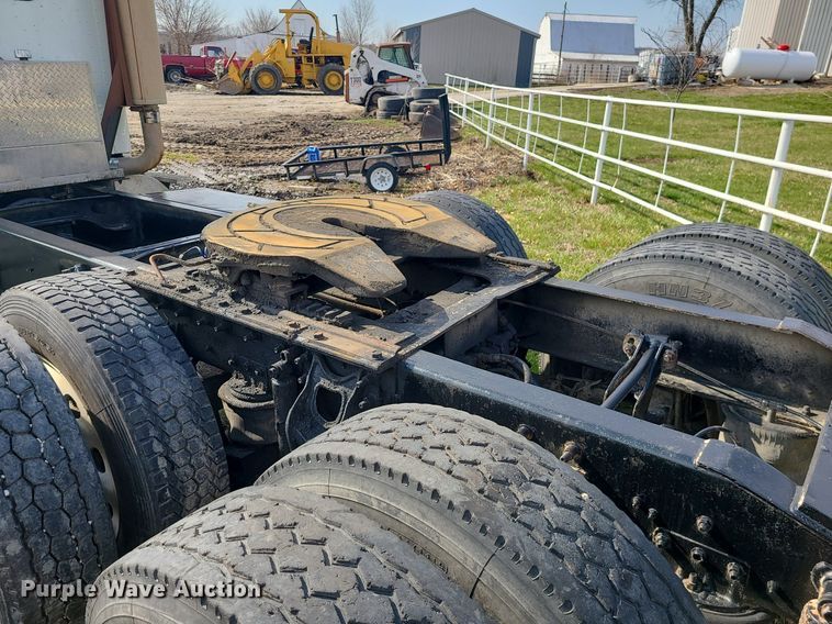 image for item LI9023 1999 International 9200  semi truck