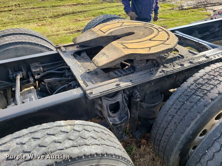 image for item LI9023 1999 International 9200  semi truck