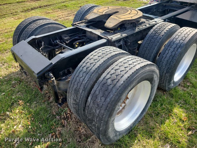 image for item LI9023 1999 International 9200  semi truck