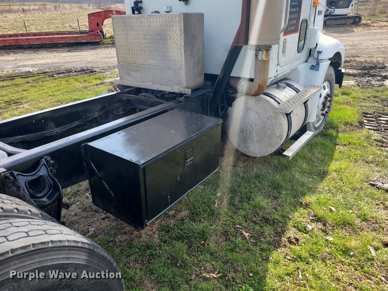 image for item LI9023 1999 International 9200  semi truck