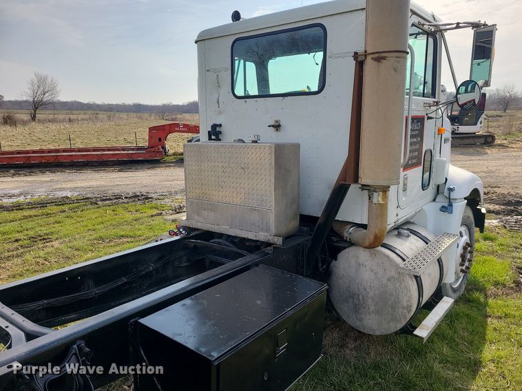 image for item LI9023 1999 International 9200  semi truck