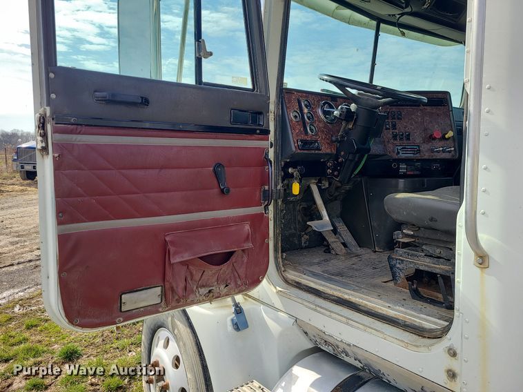 image for item LI9023 1999 International 9200  semi truck