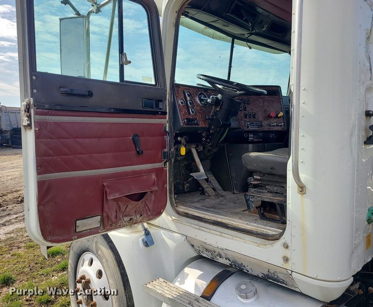 image for item LI9023 1999 International 9200  semi truck