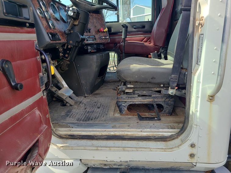 image for item LI9023 1999 International 9200  semi truck