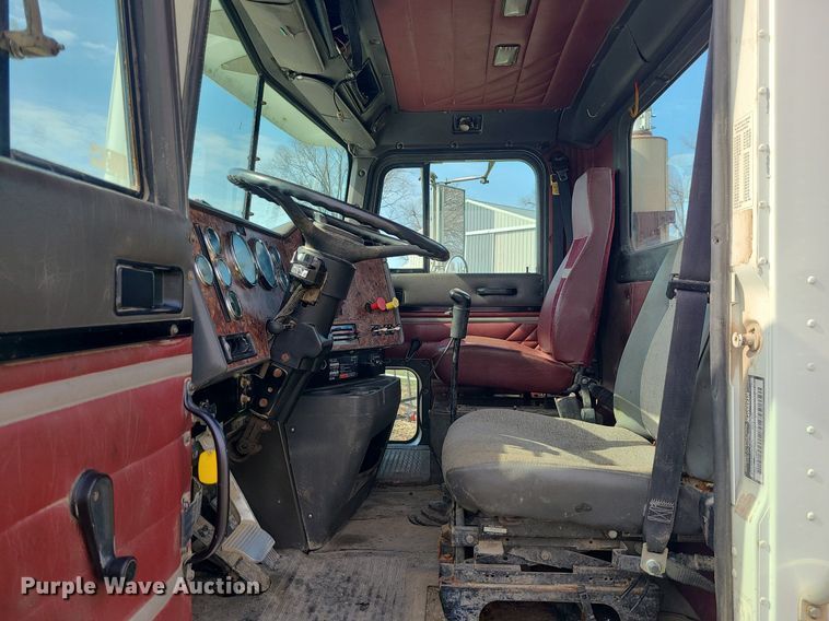 image for item LI9023 1999 International 9200  semi truck