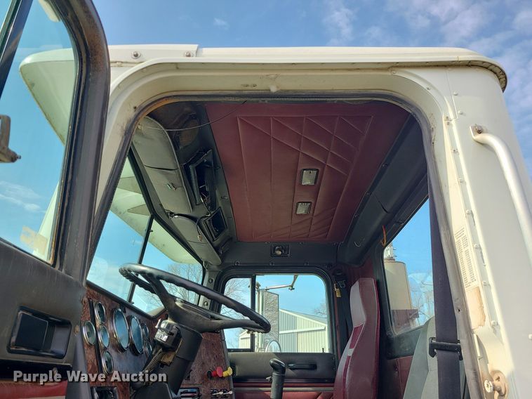 image for item LI9023 1999 International 9200  semi truck