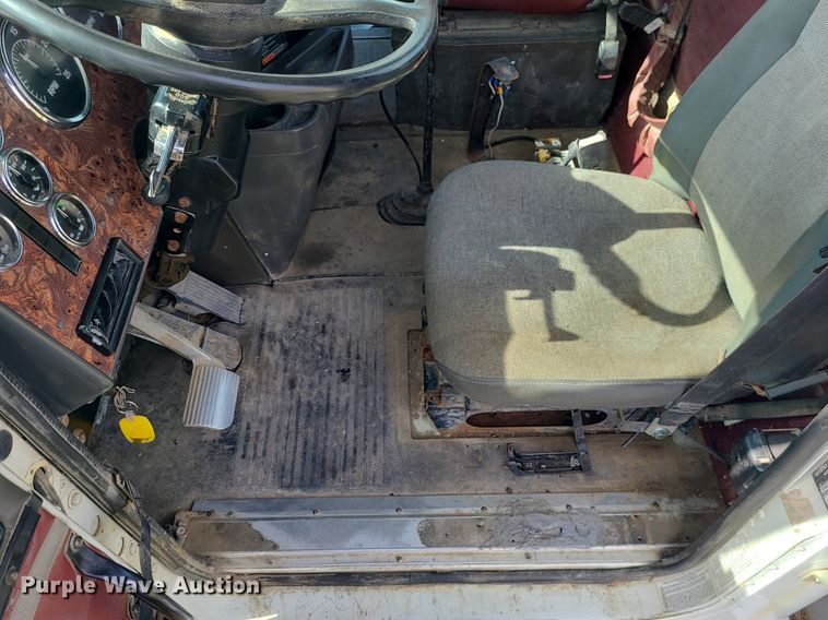 image for item LI9023 1999 International 9200  semi truck