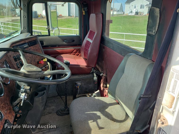 image for item LI9023 1999 International 9200  semi truck