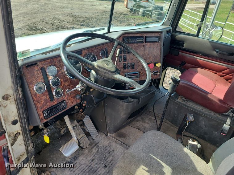 image for item LI9023 1999 International 9200  semi truck