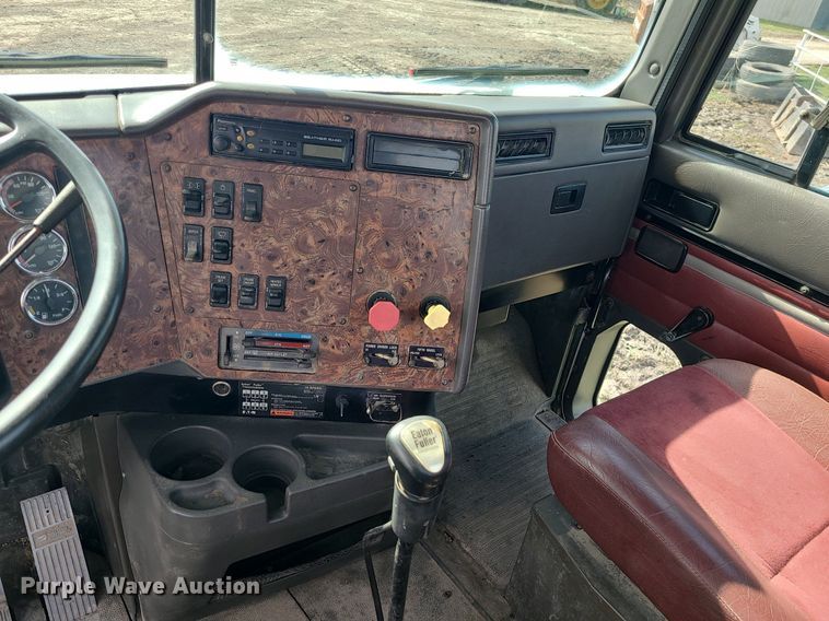 image for item LI9023 1999 International 9200  semi truck