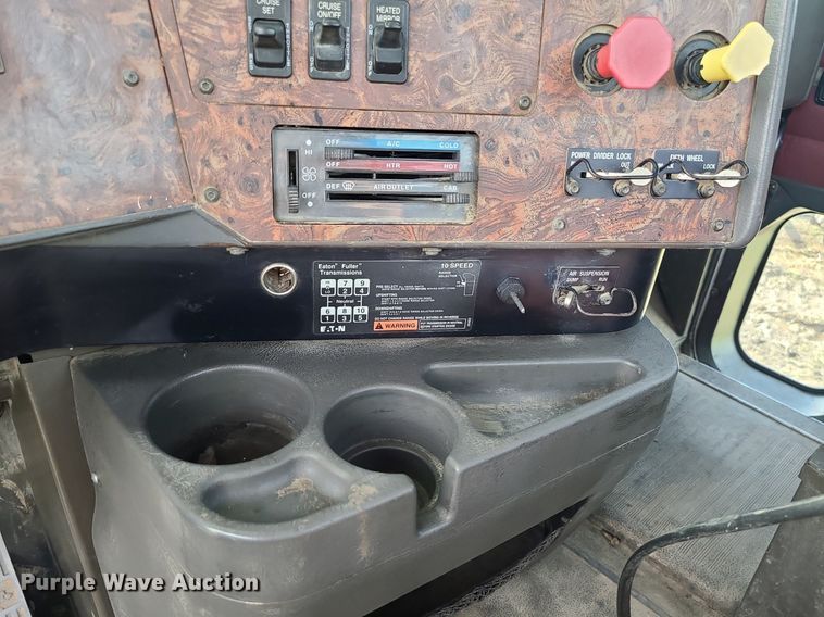 image for item LI9023 1999 International 9200  semi truck