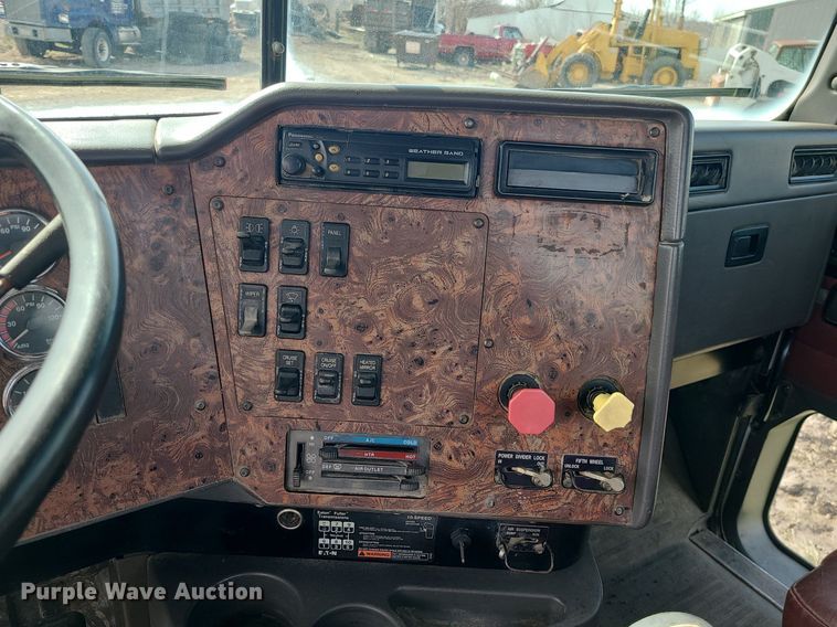 image for item LI9023 1999 International 9200  semi truck