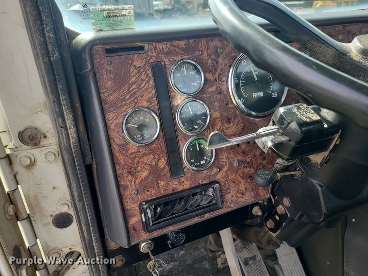 image for item LI9023 1999 International 9200  semi truck