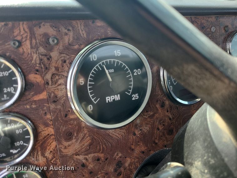 image for item LI9023 1999 International 9200  semi truck