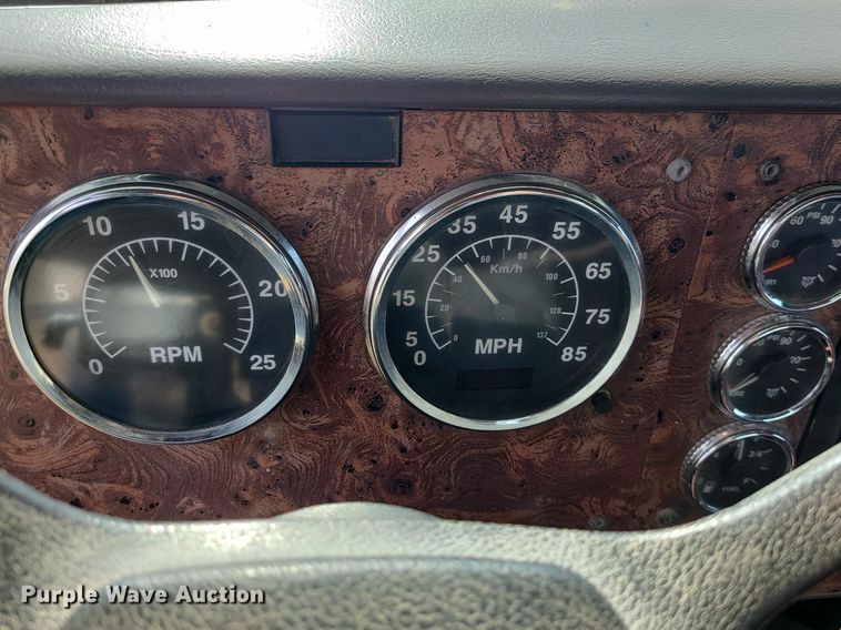 image for item LI9023 1999 International 9200  semi truck