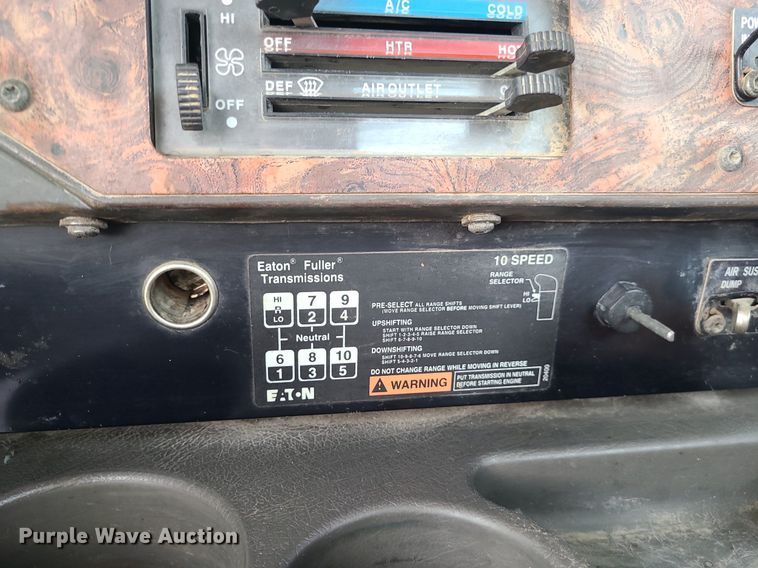 image for item LI9023 1999 International 9200  semi truck