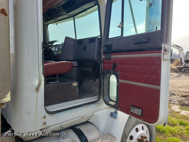 image for item LI9023 1999 International 9200  semi truck