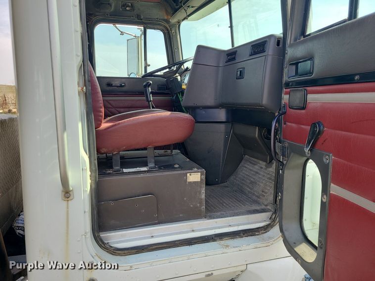 image for item LI9023 1999 International 9200  semi truck