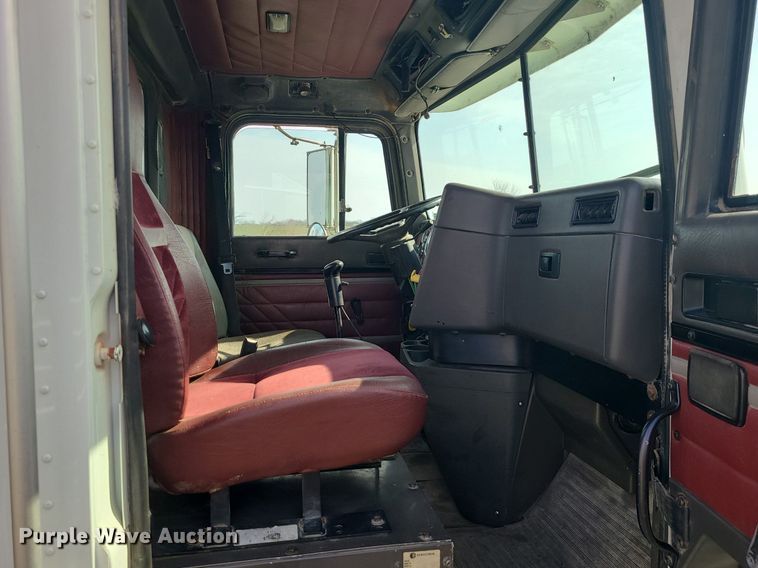 image for item LI9023 1999 International 9200  semi truck