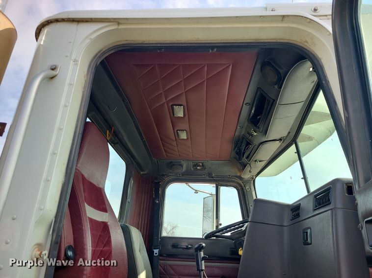 image for item LI9023 1999 International 9200  semi truck