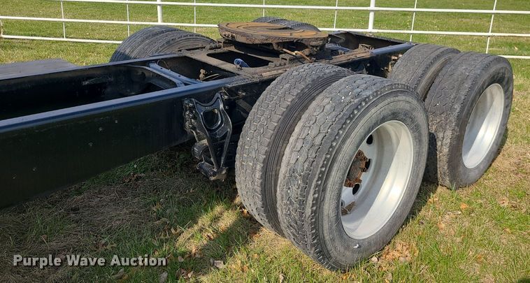 image for item LI9023 1999 International 9200  semi truck