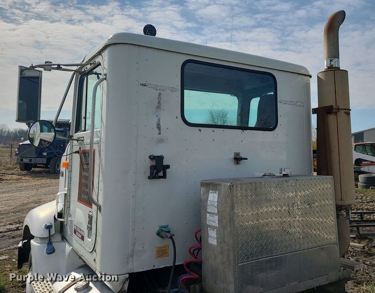 image for item LI9023 1999 International 9200  semi truck