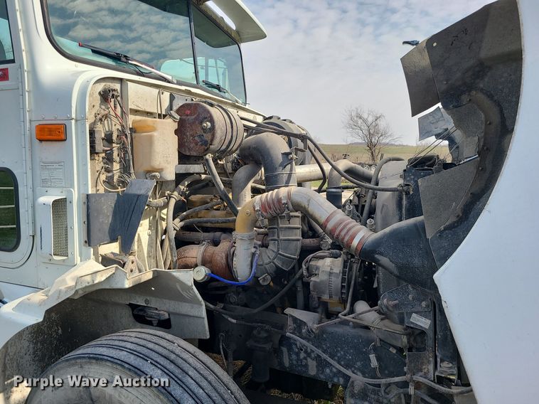 image for item LI9023 1999 International 9200  semi truck