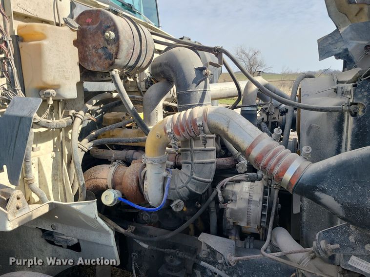 image for item LI9023 1999 International 9200  semi truck