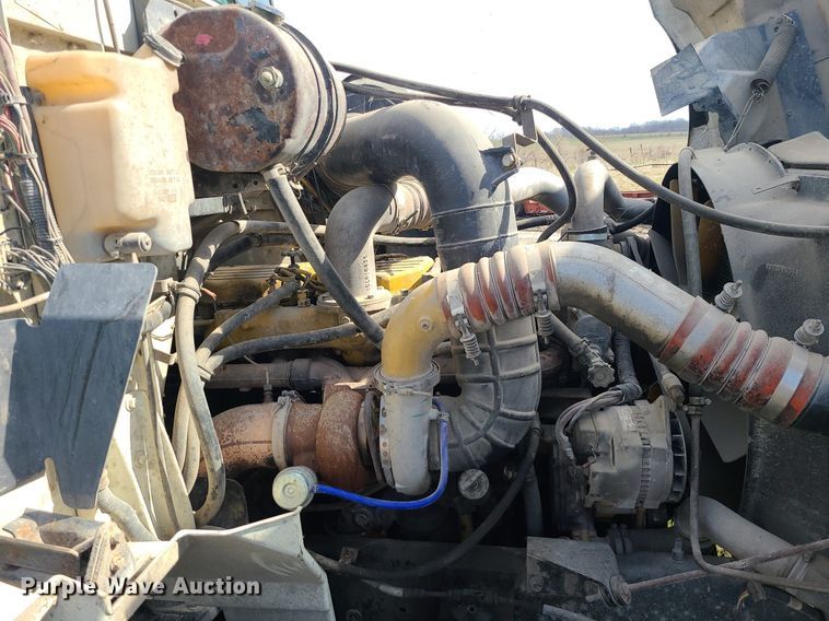 image for item LI9023 1999 International 9200  semi truck